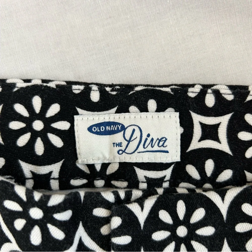 Old Navy Diva Stretch Floral Black & White Pants Ankle Cropped Size 4